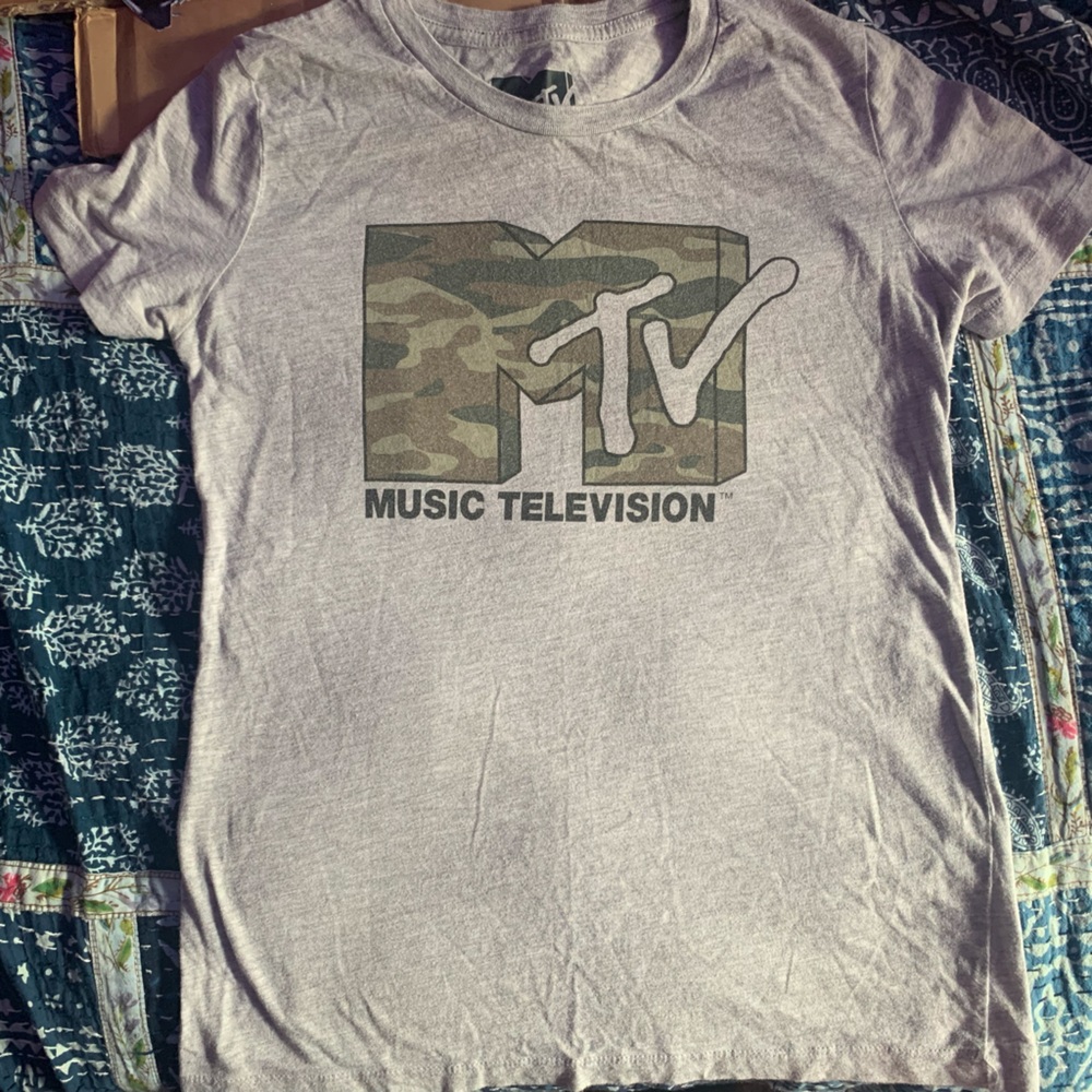 Cute graphic hardly worn mTV tee